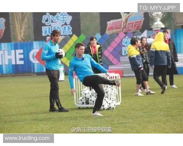 足球明星蒙眼睛创意图片合集展现独特魅力与风采