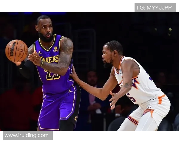 湖人詹姆斯领衔对决火箭球队展现篮球魅力与激情的巅峰对抗